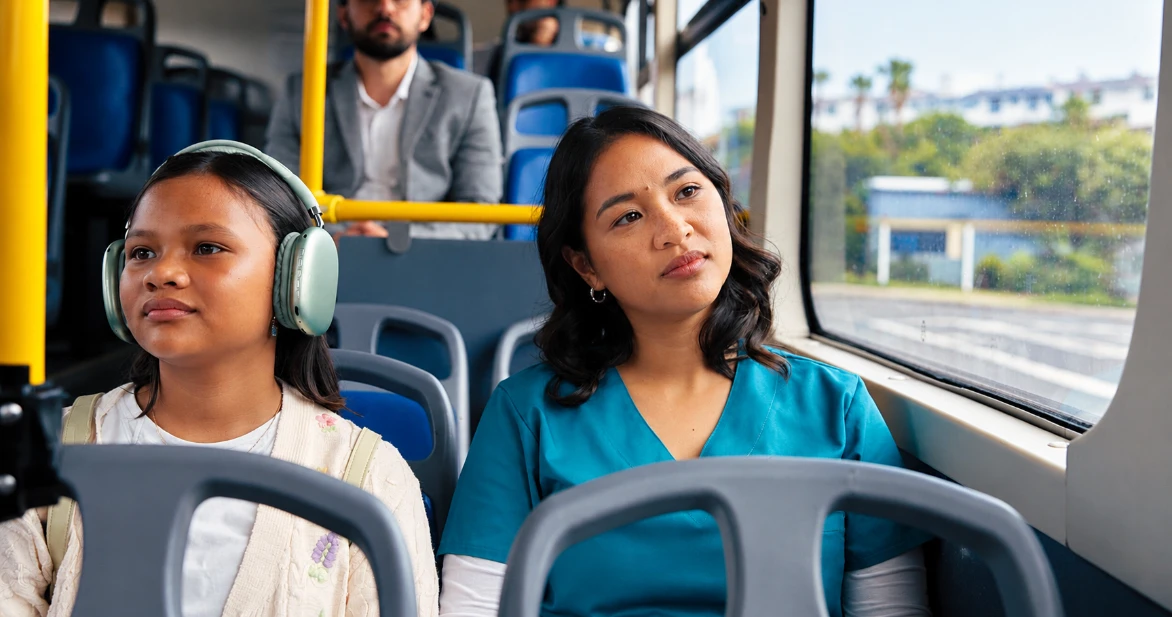 Passageiras acomodadas nos assentos no interior de ônibus de transporte coletivo