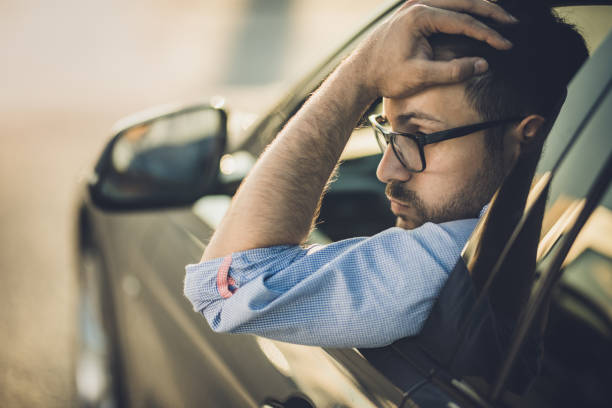 Motorista apreensivo ao volante de veículo